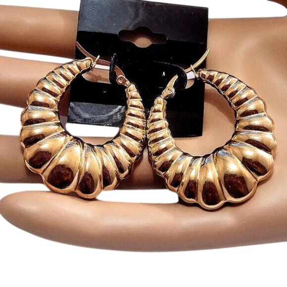 1 3/8" Long Shrimp Hoop Pierced Post Earrings Gold Tone Vintage Oval Scalloped - Picture 3 of 5